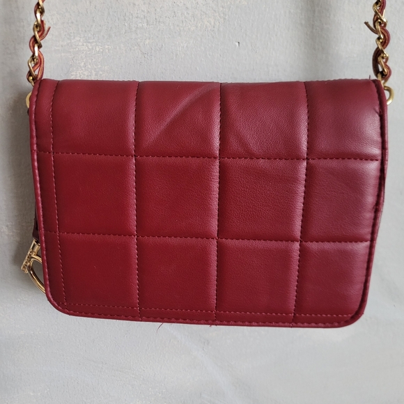 Bebe Chica Flap Crossbody Burgundy Gold Chain Strap Quilted Puffer Vegan Leather - Picture 12 of 13